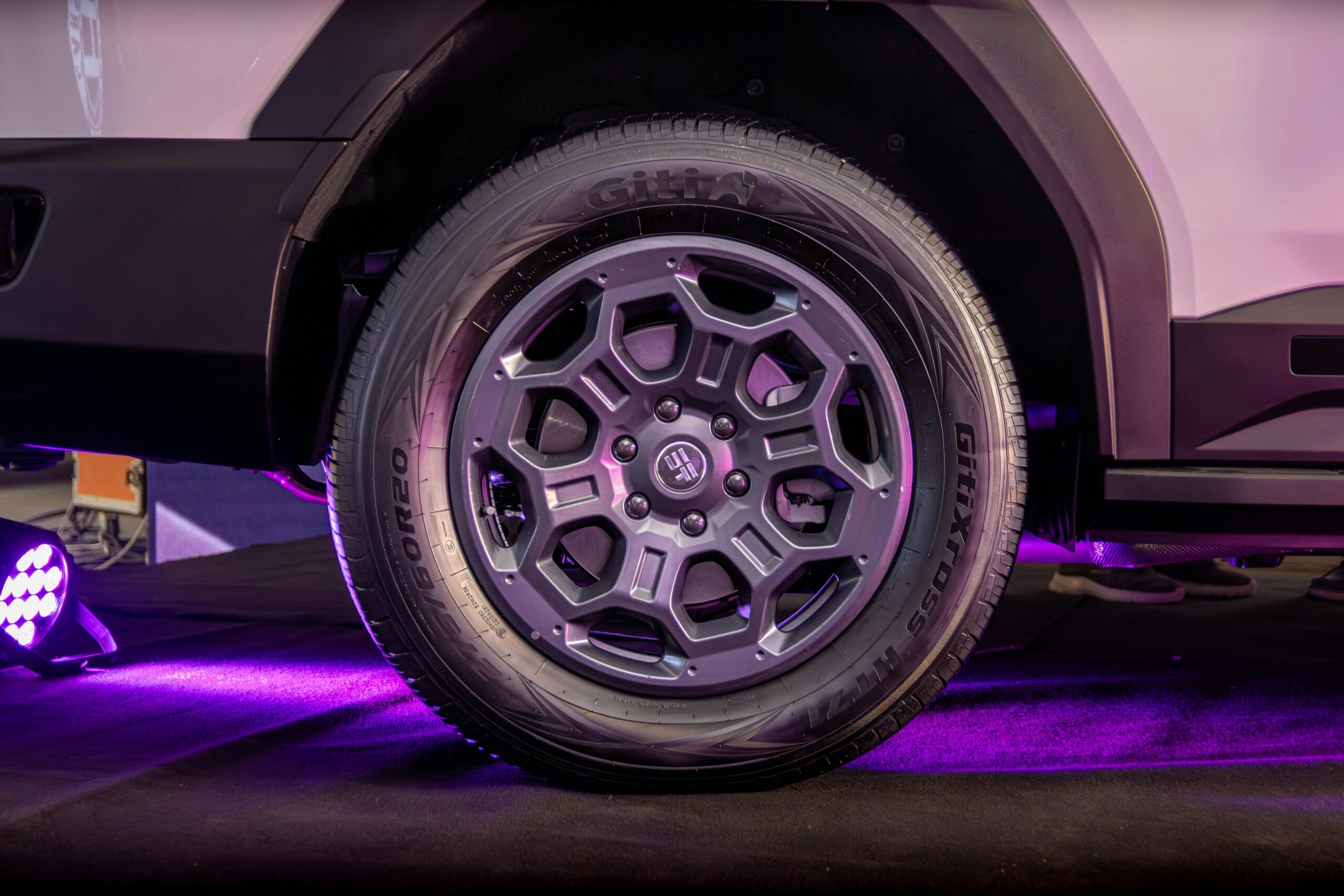 Read more about the article سطحة قريبة وسريعة بسعر مناسب – خدمة نقل السيارات السريعة